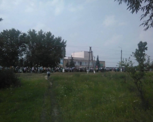 Крестный ход уже под Киевом, в центр верующих завезут автобусами