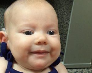 Интернет потрясла реакция глухой от рождения девочки на мамин голос