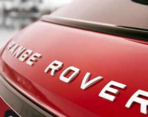 В Киеве Range Rover разбил ограждение и перевернулся на крышу