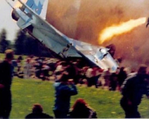 Истребитель Су-27 упал прямо на людей - Скнылив