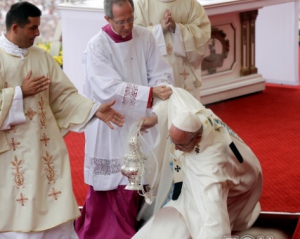 Папа Римский упал на мессе