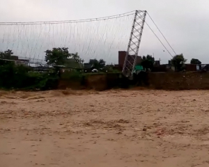 В Непале в следствии наводнения обрушился огромный подвесной мост