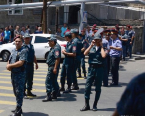 Возле захваченного отделения полиции в Ереване слышны взрывы