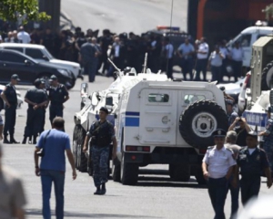 У Єревані двоє нападників на відділок поліції здалися владі