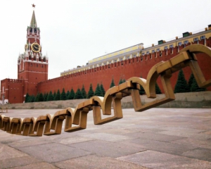 Российская экономика "пробила дно" и продолжает сокращаться