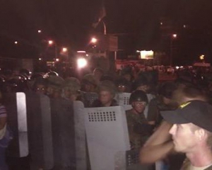 Под Оболонским судом снова были потосовки и газ