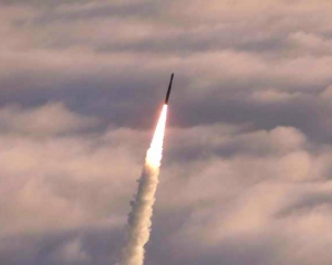 Баллистическая ракета КНДР упала в экономической зоне Японии