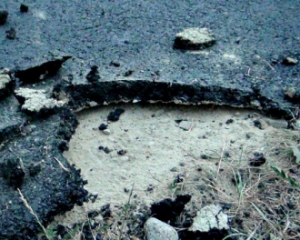 Украинский ремонт дорог: некачественный асфальт рвут руками