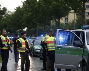 В Германии окровавленный мужчина забаррикадировался в ресторане: есть раненые