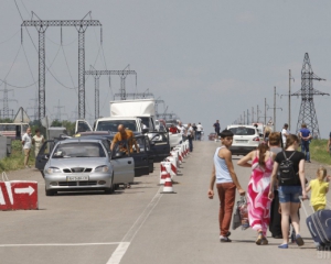 Сотні машин не випускають із Криму