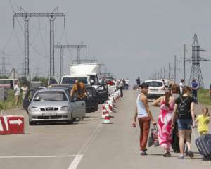 Сотні машин не випускають із Криму