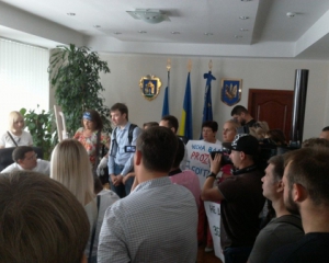 Активисты оккупировали кабинет мэра Броваров