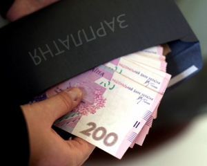 Скільком українцям підвищили зарплату після зниження ставки ЄСВ