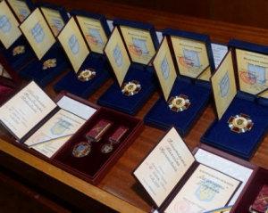Порошенко відзначив нагородами 74 бійців АТО