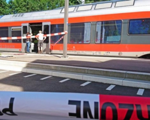 Атака в поїзді: поранена жінка і нападник померли в лікарні
