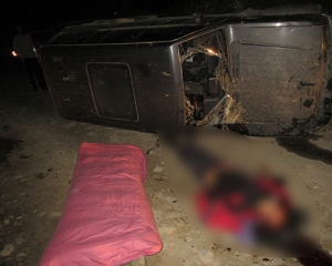 Тіло водія пробило скло та випало на дорогу