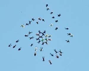 50 парашутистів встановили рекорд до Дня незалежності