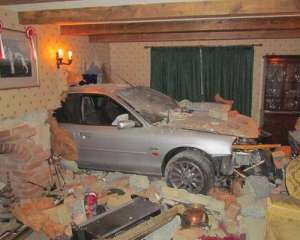 П&#039;яні бойовики автомобілем зруйнували приватний будинок