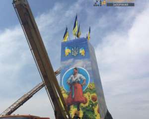 Постамент &quot;самого большого&quot; Ленина украсили изображением козака