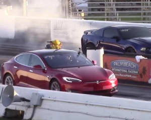 Tesla змагалася в гонці з американським спорткарами