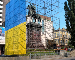Памятник Щорса спрятали за флагом