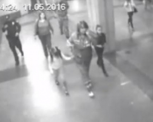 Жінку, яка з дітьми стрибнула під потяг метро, будуть примусово лікувати