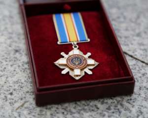 Порошенко посмертно нагородив трьох рятувальників, що гасили Грибовицьке звалище