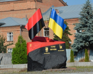 У Черкасах зіпсували пам&#039;ятник Бандері і Шухевичу