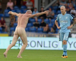 Чемпион Европы по футболу выбежал на поле голым