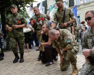 Загиблих під Іловайськом вшановують з білими кульками