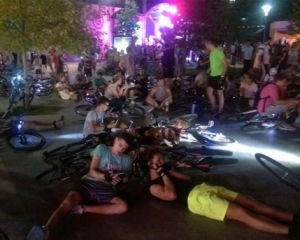 Велосипедисты устроили лежащую акцию протеста