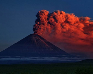 Вулкан на Камчатці викинув шестикілометровий стовп попелу