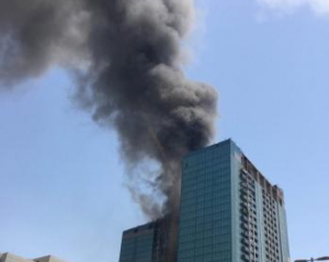 Пламя охватило 28-этажный небоскреб, есть пострадавшие
