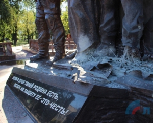 В Луганске подорвали памятник боевикам