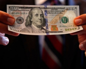 Эксперты объяснили, почему Нацбанк снова продал доллары