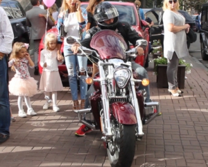 Пономарьов приїхав на перший дзвоник до сина на мотоциклі  Honda Valkyrie Runе