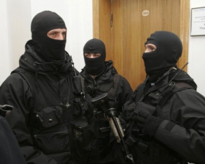 Оккупанты начали обыск у крымскотатарской журналистки