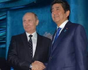 Премьер Японии призвал Путина заключить мирный договор