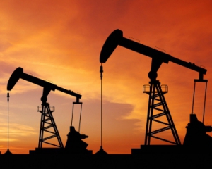 Долар і перенасичення ринку здешевлюють нафту