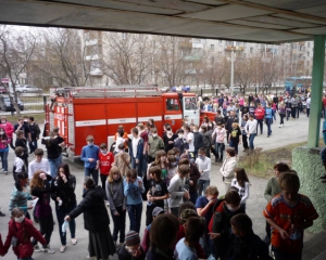 Дві школи евакуювали через замінування