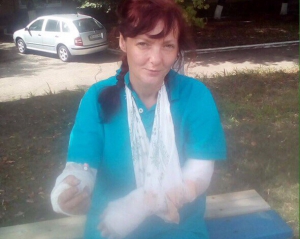 Медик-доброволець Олена Швидка зламала обидві руки