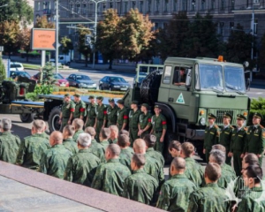 В Донецке на похороны лидера боевиков пригнали военную технику