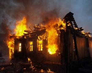 Чоловік згорів у власному домі від недопалка