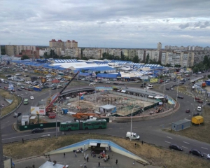 На Героев Днепра собралось около сотни митингующих