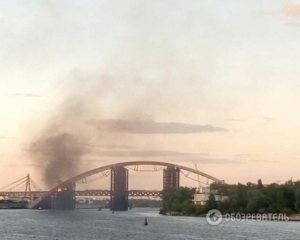 Горит один из мостов в Киеве