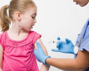 В детский сад не принимают без десяти обязательных прививок