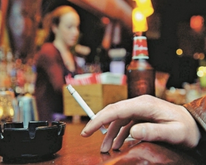 Кабмин хочет поднять цены на сигареты и алкоголь