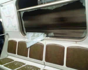 У метрополітені їздив вагон із розбитим вікном