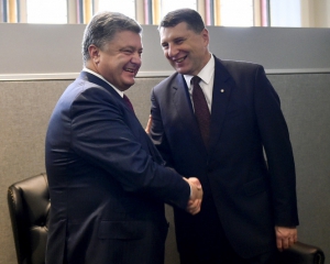 Порошенко попросил Латвию вернуть конфискованные €50 млн Януковича