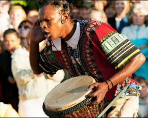 Грою на африканському барабані відновлюються після інсультів